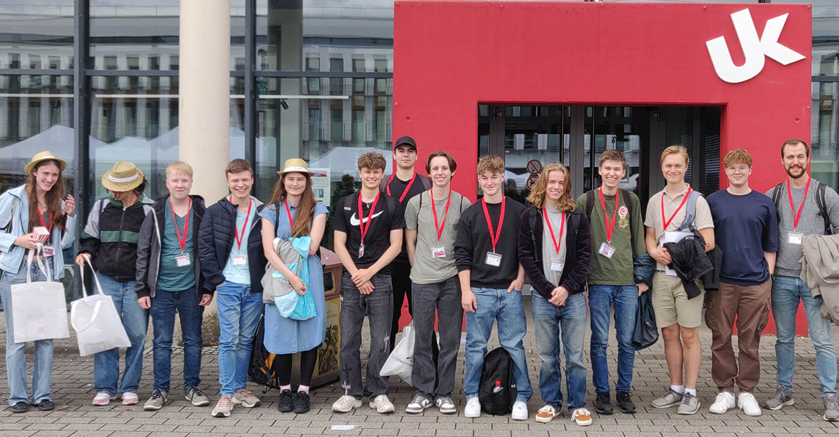 Der Lehrer Christoph Rauwolf befindet sich ganz rechts im Bild. Die genannten Preistrger Jona Richartz und Tobias Ahrens sind der vierte (Jona R.) und dritte (Tobias A.) von rechts. Foto: WHG