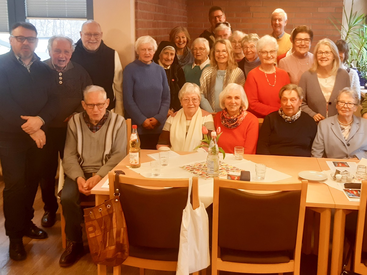 25 ehrenamtlich Engagierte aus Pfarreien und Caritas-Einrichtungen kamen im Caritas-Altenzentrum Haus Helena in Hachenburg zusammen, um beim Besinnungstag neue geistliche Impulse und St�rkung f�r ihr Engagement zu erfahren. (Foto: Rainer Lehmler/Caritasverband WWRL)
