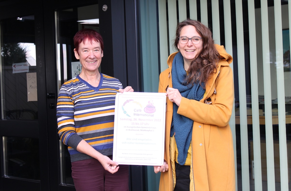 Von links: Pfarrerin Heike Meissner und Flchtlingskoordinatorin Jeanette Lanc laden zum Caf International in das Evangelische Gemeindehaus in Wallmerod ein. (Foto: Sabine Hammann-Gonschorek)