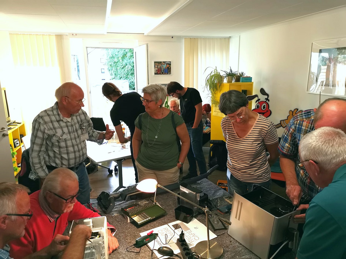 Unter groer Beteiligung und mit tatkrftigem Einsatz konnten bei der Auftaktveranstaltung des Neuwieder Repair Cafs bereits einige vermeintlich defekte Gerte wieder zum Laufen gebracht werden. (Foto: Alexandra Heinz)