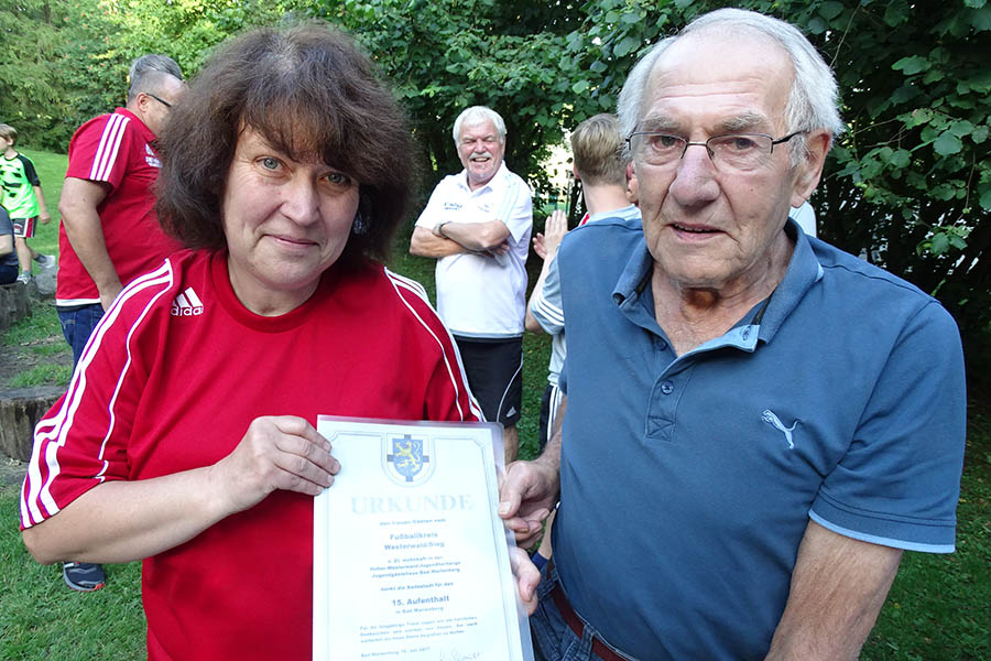 Als Campvater wird Alfons Brendebach von Ina Hobracht verabschiedet. Fotos: Willi Simon