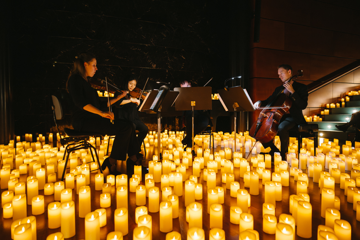 Im Schein hunderter LED-Kerzen verwandelte sich das Beethovenhaus in Bonn in eine stimmungsvolle Bhne fr die Musik von Coldplay und Imagine Dragons. Fotos: Lara Jane Schumacher/Art of Jane