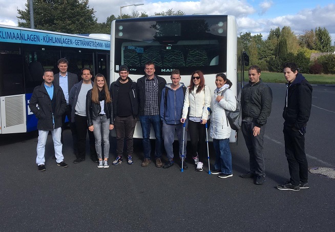 Geschftsfhrer Oliver Schrei (2. v. links) gab der Besuchergruppe der Caritas um Projektleiter Peter Nickol (Bildmitte) einen Einblick in die Arbeit der Westerwaldbahn und-bus. (Foto: Westerwaldbahn)