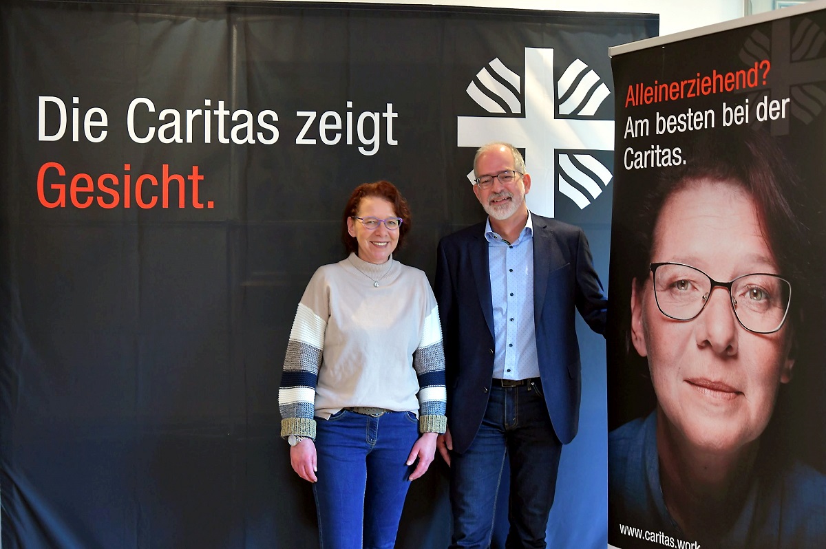 Frank Keler-Wei, Caritasdirektor beim Caritasverband Westerwald-Rhein-Lahn, und Model Evelyn freuten sich ber den Start der Kampagne. (Fotos: Jochen Reichwein)