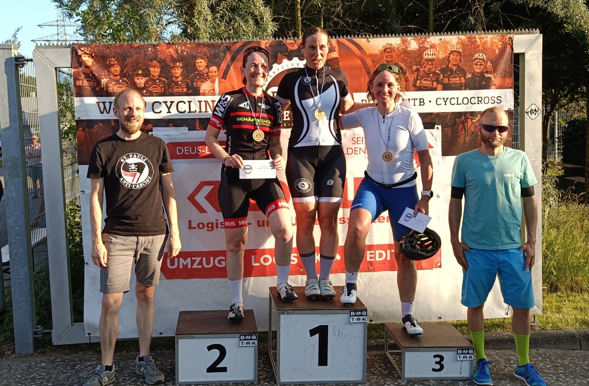 Radsportler des RSC Betzdorf überzeugen auf ganzer Linie
Hitzeschlacht, Insektenstich und Höhenmeter: Team Schäfer Shop trotzt allem
Ob Pech oder Podium: Die Radsportler des RSC Betzdorf zeigen knapp zwei Monate vor der City-Night eine starke Form. Francis Cerny bekommt es bei einem schnellen Rennen auf schmalen Wegen mit einer Olympiasiegerin zu tun.
Betzdorf. Die erste Hälfte der Straßenradsportsaison nähert sich dem Ende - und die Fahrer aus dem Team Schäfer Shop des RSC Betzdorf tanzen weiterhin auf vielen Hochzeiten, um ihre Form für das Heimrennen bei der Betzdorfer City-Night am Freitag, 29. August, aufzubauen. Ein Überblick über die Geschehnisse der vergangenen Tage.
Beim Traditionsrennen in Hofweier im Schwarzwald war Tobias Schütz, der bereits sein siebtes Juni-Rennen bestritt, im international besetzten Feld der Mastersklasse sehr gut im Rennen. Doch dann verschluckte der Wallmenrother ein Insekt, das ihn von innen in den Hals stach. Trotz des daraus resultierenden Handicaps kam Schütz bei der 59. Austragung des Kirchweihrennens noch als Zwölfter ins Ziel und sicherte sich nach 45 Kilometern noch vier Punkte für die deutsche Rangliste. Die 15 Runden auf der bergigen 3-Kilometer-Runde waren von großer Hitze geprägt - 36 Grad Celsius zeigte das Thermometer.
Kräftemessen mit der Olympiasiegerin
Eine schnelle 800-Meter-Runde und ein als Punkterennen ausgeschriebener Wettkampf - das war für das Publikum eine tolle Mischung beim Mittsommernachtskriterium. Der Rahmen beim 40-Kilometer-Wettkampf in Oldenburg passte auch für Francis Cerny, denn sie mag Hitze und hatte gute Beine. Im gemeinsam mit der Frauen-Elite gestarteten Rennen fuhr die RSC-Sportlerin aktiv und probierte immer wieder, um die Wertungen mitzusprinten, doch für die 49-Jährige reichte es hier im besten Fall für den 5. Platz - also den ersten Rang, auf dem es keine Zähler gibt. Doch den anderen Masters-Frauen ging es nicht anders, sodass am Ende der Endspurt über die Platzierungen entschied. Cerny musste sich knapp der Siegerin Stefanie Wasmundt geschlagen geben, stieg aber vor der Drittplatzierten Melanie Sitzmann auf den zweithöchsten Treppchenplatz.
Am folgenden Tag beim "Ortsschildsprint" in Nievenheim hatten sich die Beine noch nicht so richtig erholt. Bei dem 42-Kilometer-Rennen, das über schmale Feldwege führte, gab es für Cerny weder die Chance, sich zu verstecken, noch eine vordere Platzierung zu holen. Während alle mit der Hitze zu kämpfen hatten und sich von außen nasse Schwämme, Eiswürfel und gekühlte Getränke reichen ließen, machte Bahn-Olympiasiegerin Mieke Kröger das Rennen, ohne mit der Wimper zu zucken zum Ausscheidungsfahren - bei ihrem langen Antritt zerbarßt das Feld früh in alle Einzelteile. Cerny belegte Platz 14 und war froh, kein Schokohase zu sein, denn dann wäre bei 37 Grad nichts von ihr übrig geblieben.
Hitzeschlacht als Formtest
Die Betzdorfer Masters-Fahrer Marcel Brech und Martin Rommelfanger nutzten das 40-Kilometer-Rennen "Rund um Serrig" im Landkreis Trier-Saarburg als letzten Formtest für die Deutschen Masters-Meisterschaften in Görlitz - und tankten kräftig Selbstvertrauen. Die Mastersklassen 2 bis 4, die alle Fahrer ab 40 Jahren umfassen, starteten mit gemeinsamer Wertung, zudem füllte die Frauen-Elite das Feld auf. Gleich zu Beginn starteten zwei Fahrer eine gemeinsame Flucht nach vorne und wurden von der Konkurrenz nicht mehr wiedergesehen. Im Hauptfeld wurde ständig attackiert, auch Brech versuchte mehrfach sein Glück - ohne Erfolg. Im Schlusssprint sicherte sich der 49-Jährige aber noch einen starken 5. Platz, während Rommelfanger auf Rang 9 ebenfalls noch eine Platzierung einstrich.
Höhenmeter-Festival
Der Rhön-Radmarathon gilt als der Fixpunkt im deutschen Radmarathon-Kalender, die Startplätze sind meist kurz nach der Anmelde-Freischaltung ausgebucht. Elias Jakobs meisterte hier die Königsdisziplin, die "Bimbach 400" genannt wird - 400 Kilometer sind zu absolvieren. Die noch wichtigere Kennzahl sind die Höhenmeter, die sich an zwei Tagen auf 7.000 summieren, weil sich ein Anstieg an den nächsten reiht - im Uhrzeigersinn geht es unter anderem über die "Offenen Fernen" der hessischen, thüringischen und bayerischen Rhön. Der zweite Tag war sowohl in puncto Streckenlänge als auch Höhenmeter der härtere - vor allem aber im Hinblick auf die Witterung. Dauerregen und starker Wind zehrten an den Kräften des 17-jährigen Betzdorfers. Dennoch meisterte Jakobs die Strecke - eine wichtige Erfahrung und ein weiterer Schritt, um die Ausdauer für zukünftige Langstreckenrennen zu verbessern. Doch auch "normale" Straßenrennen verliert Jakobs nicht aus dem Blick. Im Rahmen der Westfalenmeisterschaften über elf hügelige Runden und 58 Kilometer Gesamtdistanz musste er auf der Windkante das Hauptfeld ziehen lassen - die Junioren starteten gemeinsam mit der Männer-Eliteklasse, entsprechend hoch war das Tempo. Doch Jakobs gab in der Verfolgung nicht auf und schaffte es, eine Überrundung zu vermeiden. Jakobs wurde bei seinem ersten Rundstreckenrennen in dieser Saison Neunter der U19.
Eingebaut im Sprint
Bei der 60. Auflage des Kriteriums im niedersächsischen Borsum vertrat "Master 3-Fahrer" Andreas Peppel die Farben des Teams Schäfer Shop. Bei den 25 Runden auf dem gut zu fahrenden 1,3-Kilometer-Kurs mischte Peppel meist im vorderen Drittel mit, Punkte bei den alle fünf Runden ausgetragenen Wertungssprints gab es allerdings keine. Das von mehreren Teams forcierte Rennen brachte Peppel in der Schlussrunde in eine ungünstige Position, sodass im Endspurt lediglich Rang elf möglich war. (PM/Red)
Francis Cerny (2. von links) aus dem Team Schäfer Shop des RSC
Betzdorf sichert sich Platz 2 in Oldenburg. (Foto: Verein/Sascha Vergin)
Radsportler des RSC Betzdorf überzeugen auf ganzer Linie