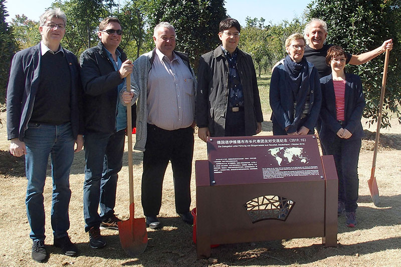 Drei Bume pflanzte die Neuwieder Delegation im Suqian Santaishan Forest Park, wo ein besonderes Aufforstungsareal der Internationalen Freundschaft gewidmet ist. Im Bild (von links): Ralf Seemann, Markus Blank, Uwe Siebenmorgen, Brgermeister Michael Mang, Ruth Hollmann-Plameier, Jrg Niebergall und Pia Maria Andr-Bauer. Fotos: Jrg Niebergall