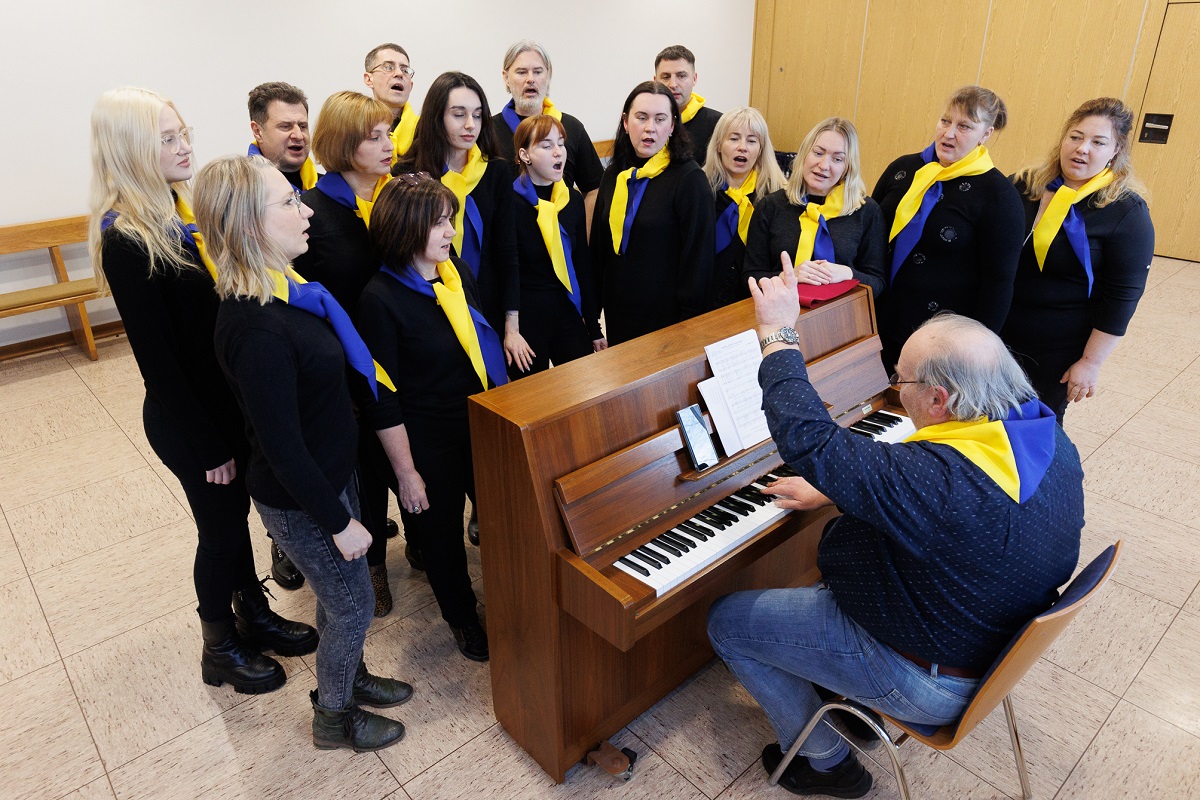 Chorleiter Joachim Menningen (Klavier) und die Mitglieder des Chores whrend einer Probe in Selters. (Foto: privat)