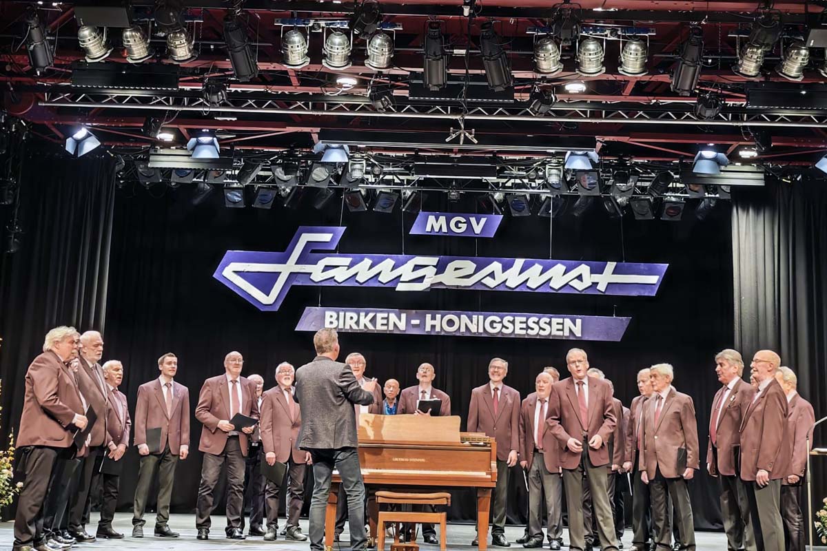 Der MGV-Sangeslust hatte eingeladen und er�ffnete das Programm (Bilder: kk�)