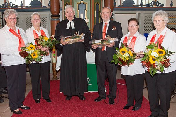 Die aktiven Grndungsmitglieder (von links): Monika Stoffel, Linda Stahl, Heidi Reis, Margret Menk, dazwischen Pfarrer i.R. Jrgen Schulze und Chorleiter Albert Wehr