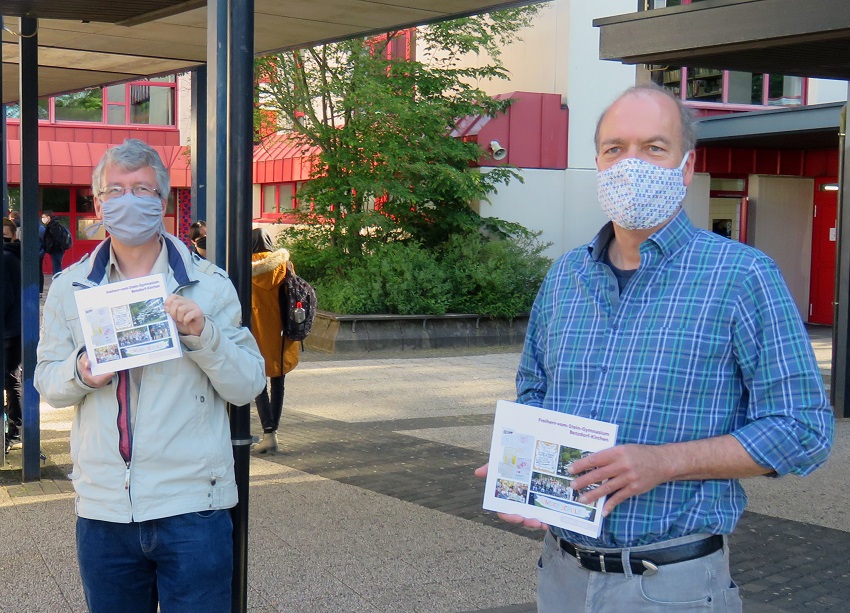 Kai-Uwe Krner (rechts) und Jens Wllner prsentieren die neue Chronik (Foto: Schule)