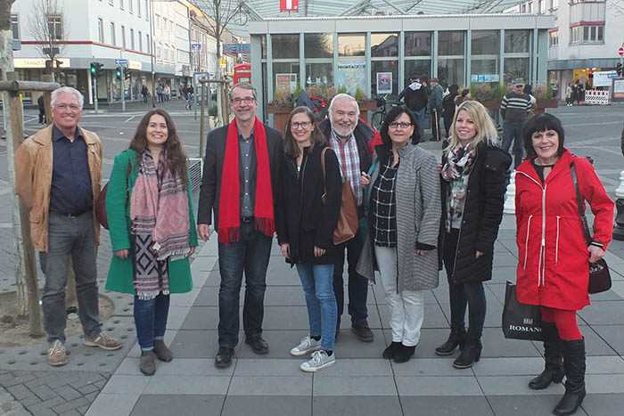 Die SPD-Vertreter mit City-Managerin Julia Wiederstein (2. von links) auf dem Luisenplatz. Foto: SPD