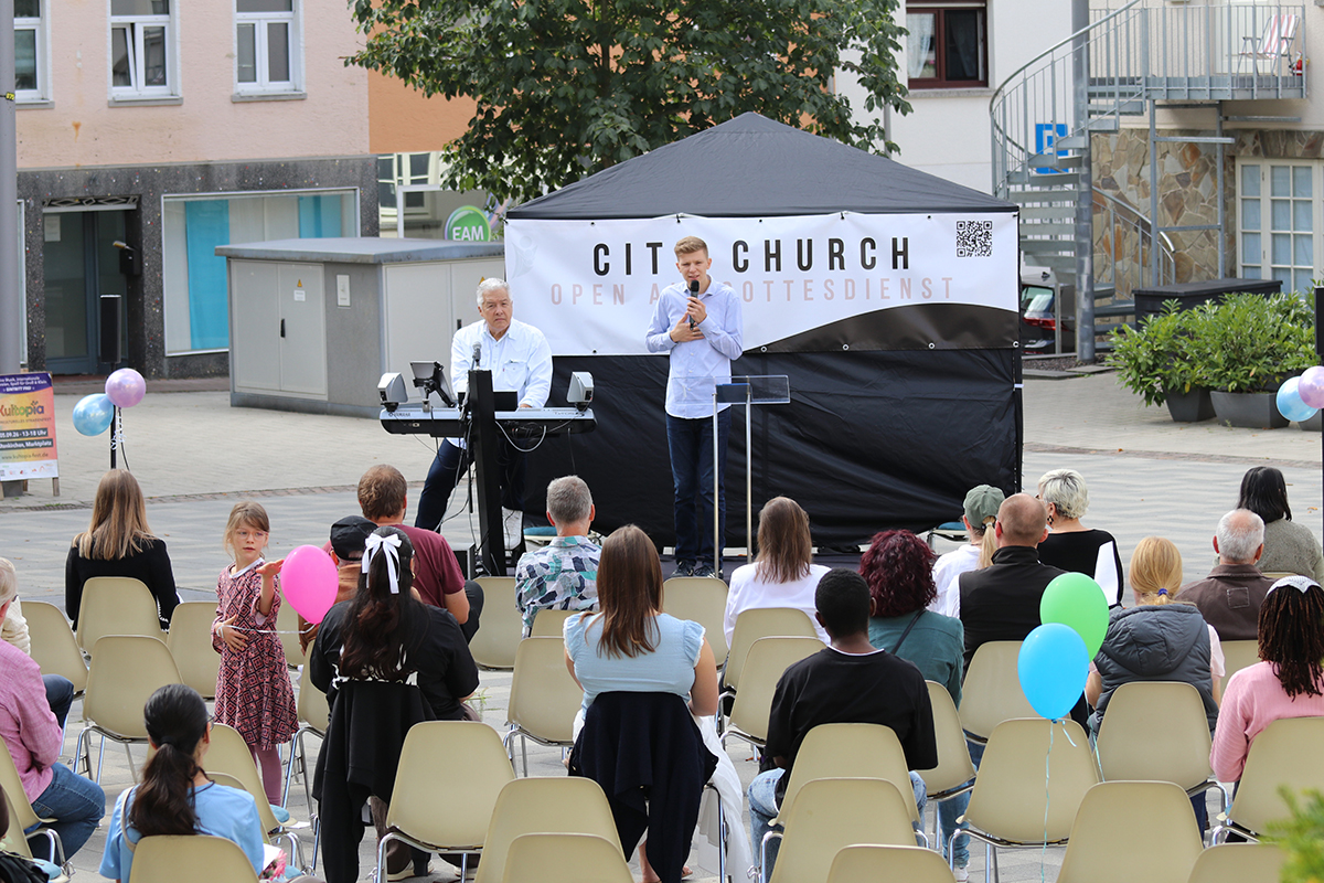 Open-Air-Gottesdienst bringt Altenkirchener Marktplatz zum Strahlen