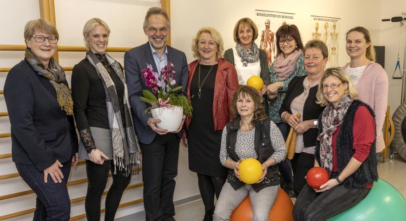 V.l.: Stadtbrgermeisterin Sabine Willwacher, Lena Melchert, Brgermeister der Verbandsgemeinde Andreas Heidrich, Claudia Roth sowie das Praxis-Team. Foto: Fotostudio Rder-Moldenhauer

