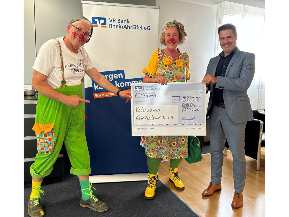 Herzensprojekt untersttzt: "VR Bank RheinAhrEifel" spendet 5.000 Euro fr Klinik Clowns Koblenz