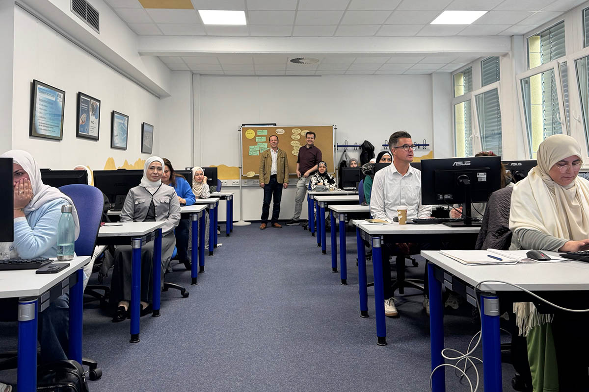 In der VHS Neuwied hatten Frauen mit Migrationshintergrund die Mglichkeit, sich mit den Grundlagen im Umgang mit PCs vertraut zu machen. ber die groe Nachfrage und durchweg positive Resonanz freuten sich Iyad Asfour von EIRENE, VHS Programmbereichsleiter Hagen Peters (beide hinten mittig, v.l.) und Brgermeister Peter Jung.