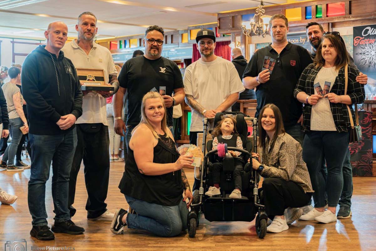 Klara (Mitte) ben�tigt Hilfe (Foto: Manuel R�bsamen EventPictureArts)