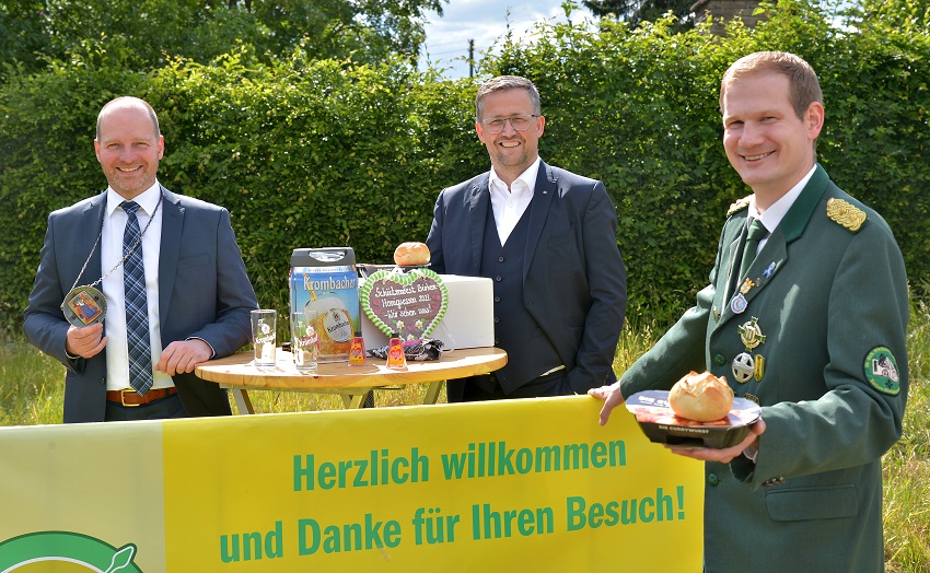 v.l.: Schtzenknig Christof I. Weitershagen, Festorganisator Torsten Hfer und 1. Brudermeister Florian Jung bei der Prsentation des DAS-TOP-EVENT-PAKETs (Foto: Verein)