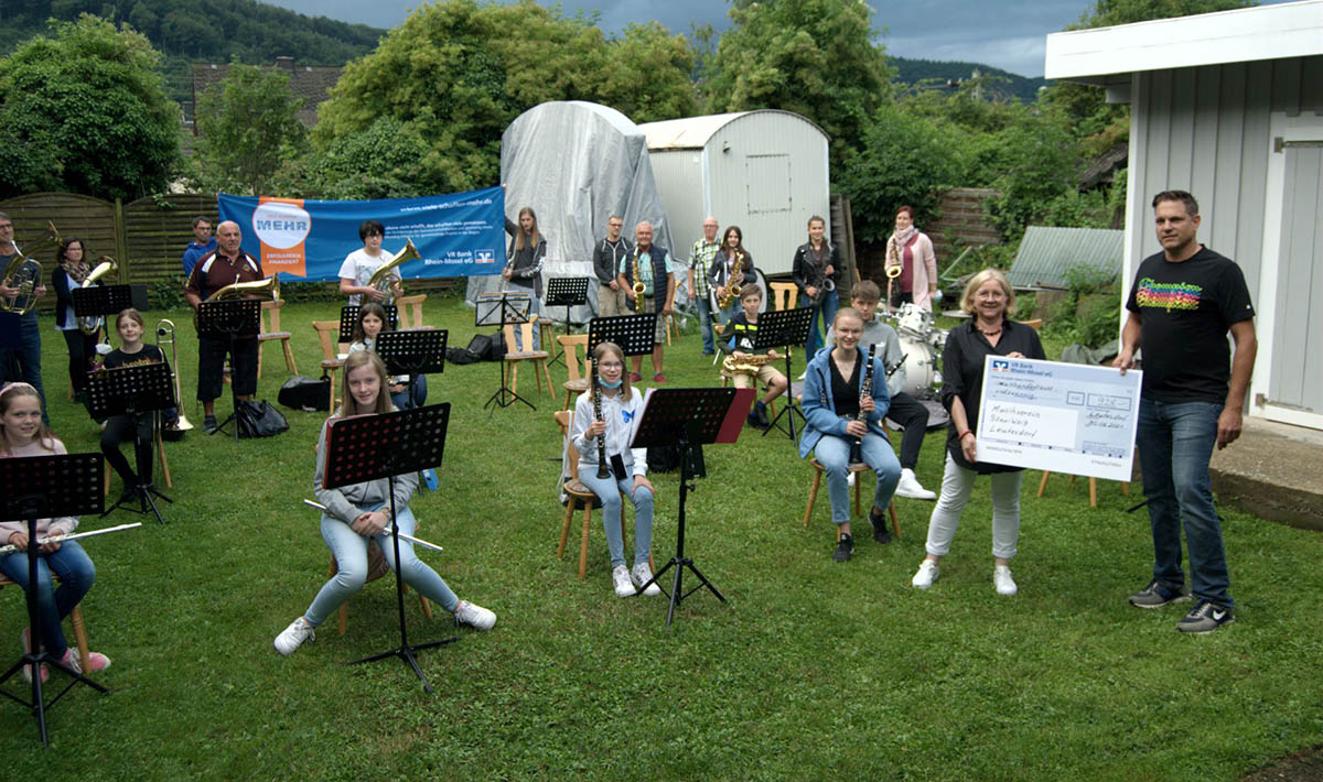 Scheckbergabe bei der gemeinsamen Probe von Orchester und Nachwuchs. Foto: privat