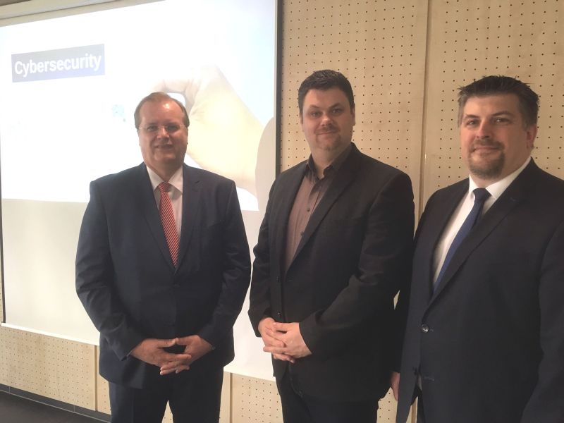 V.l.: Andreas Stahl (stellvertretendes Vorstandsmitglied der Sparkasse Westerwald-Sieg), Nikolaus Stapels (IT-Riskmanager) und Tobias Nhring (SV-Sparkassen-Versicherung). Foto: privat