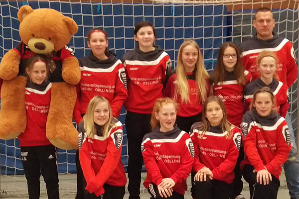 Die D-Juniorinnen des JFV Oberwesterwald (hintere Reihe v.l.): Lilith Schmidt, Venja Bochen, Hannah Augustin, Dana Haas, Emely Henn, Lena Kiefer. Trainer Holger Wiegand. (v. l.:) Melina Weidenfeller, Lisa Kiefer, Feli Gateau, Nele Jung. Foto: Verein