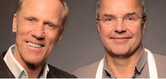 Der Sportwissenschaftler Professor Ingo Frobse (links) und der Food-Journalist und Koch Helmut Gote servieren bei der DAK in Montabaur ein gemeinsames Men. (Foto: dak.de)