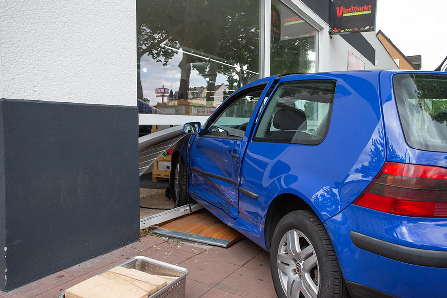 Auto landet nach Verkehrsunfall in Schaufensterscheibe