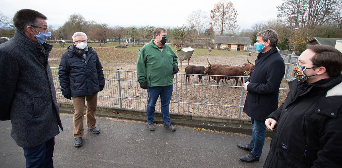 Christian Baldauf kam am Mittwoch in den Zoo Neuwied. Foto: Eckhard Schwabe