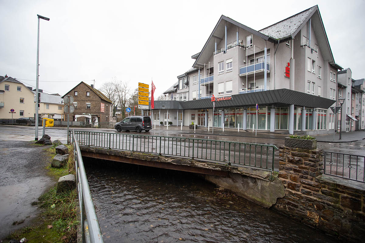 Fr die Bauarbeiten ist der bergang der Brcke gesperrt. Foto: Eckhard Schwabe