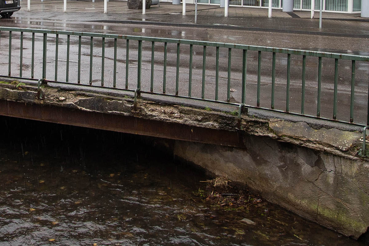 Die Brcke ist in  die Jahre gekommen und muss erneuert werden. Fotos: Eckhard Schwabe