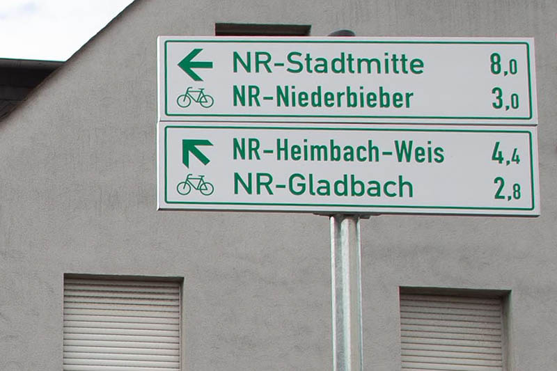 Nicht alle Schilder fr Radfahrer weisen in die richtige Richtung. Fotos: Eckhard Schwabe