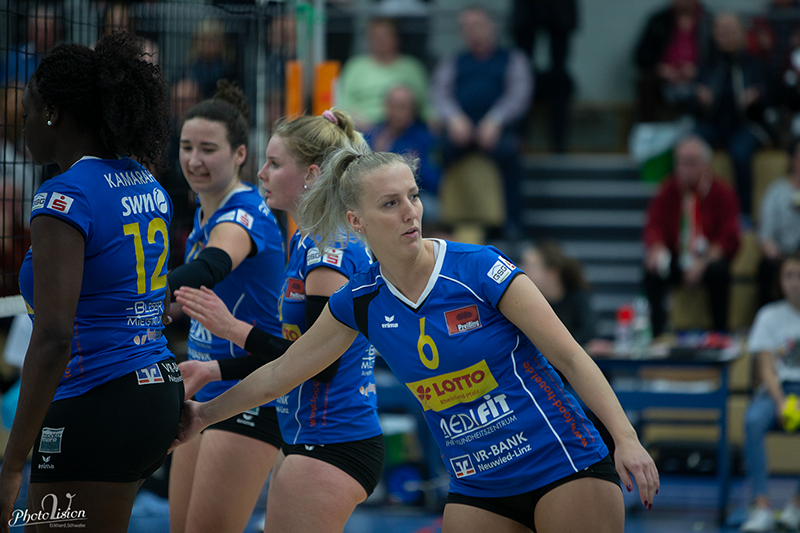 Jana Weller (6) steht im Mittelpunkt der Partie in Waldgirmes. In der letzten Saison war sie noch im 2. Liga-Kader der Mannschaft aus Hessen. Foto: PhotoVision/Eckhard Schwabe. 