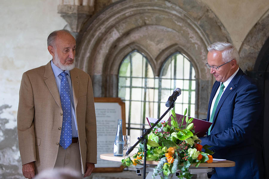 Hans Joachim Feix (links) bekommt die Ehrennadel von Landrat Achim Hallerbach. Fotos: Eckhard Schwabe