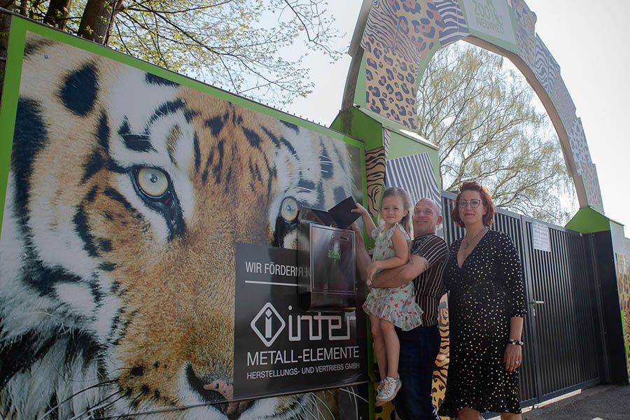 Klara, mit ihren Eltern, wirft ihren Umschlag in den Zoo-Briefkasten. Fotos: Eckhard Schwabe