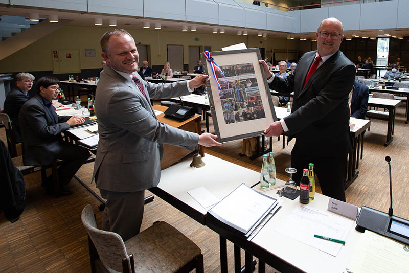 Zum Abschied gab es unter anderem eine Fotocollage des Feuerwehrlebens von Wilfried Hausmann. Fotos: Eckhard Schwabe