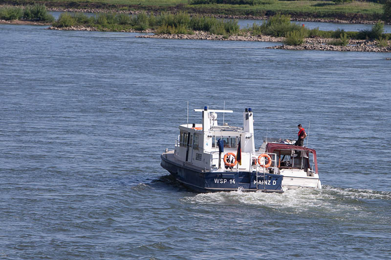Die Wasserschutzpolizei hat das fhrerlose Boot lngsseits genommen. Fotos: Eckhard Schwabe