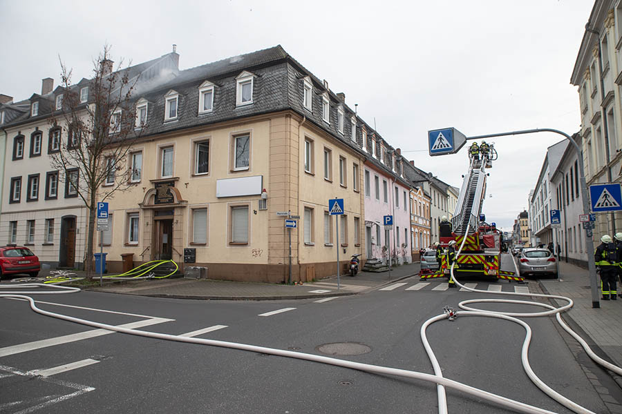 Brand im Dachgeschoss eines Mehrfamilienhauses in Neuwieder Innenstadt