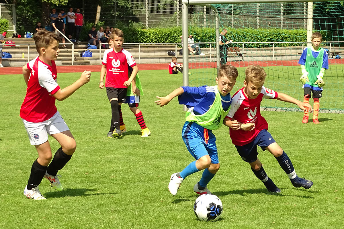 Rassige Zweikämpfe und tolle Spielszenen gab es bei der DFB-Aktion „Tag des Talents“ im Schulstadion in Westerburg. Fotos: Willi Simon