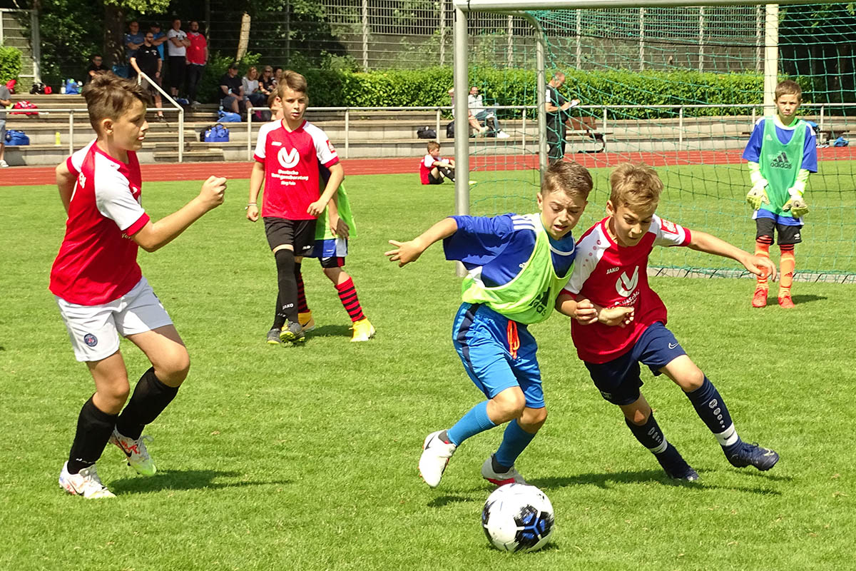 Rassige Zweikmpfe und tolle Spielszenen gab es bei der DFB-Aktion Tag des Talents im Schulstadion in Westerburg. Fotos: Willi Simon