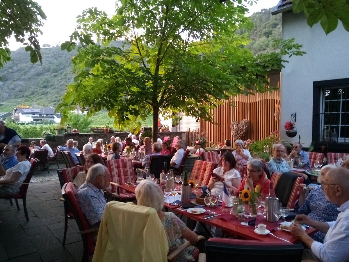 Der Innenhof war bei sommerlichen Temperaturen gut gefllt. (Foto: Maria Zimmermann)