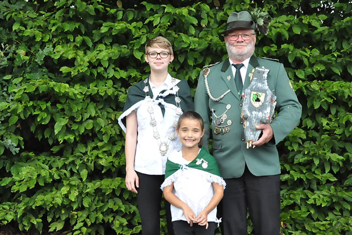 Knig Dietmar (Nies) re. mit Knigin Mira und Schlerprinzessin Julia Hoffmann (vorne). Foto: Verein