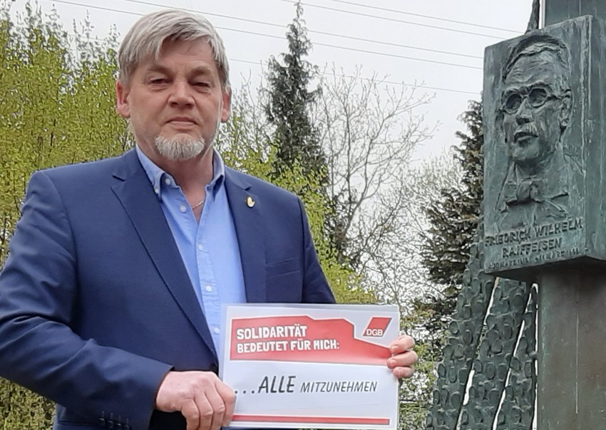 Friedrich-Wilhelm Raiffeisen als Leitbild: Am Livestream-Projekt des DGB nimmt auch der DGB-Kreisverband Altenkirchen teil. Vorsitzender Becker hat vor dem Raiffeisen-Geburtshaus in Hamm ein Video-Statement zu der Frage Was ist Solidaritt? aufgenommen. (Foto: DGB)