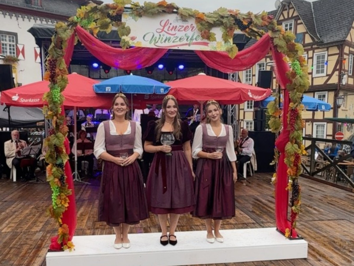 Weink�nigin Celina bildete mit ihren beiden Weinprinzessinnen Gina und Jolina das Weintrio 2026/2027 (Fotos: Tourist Information/Katharina Frings)