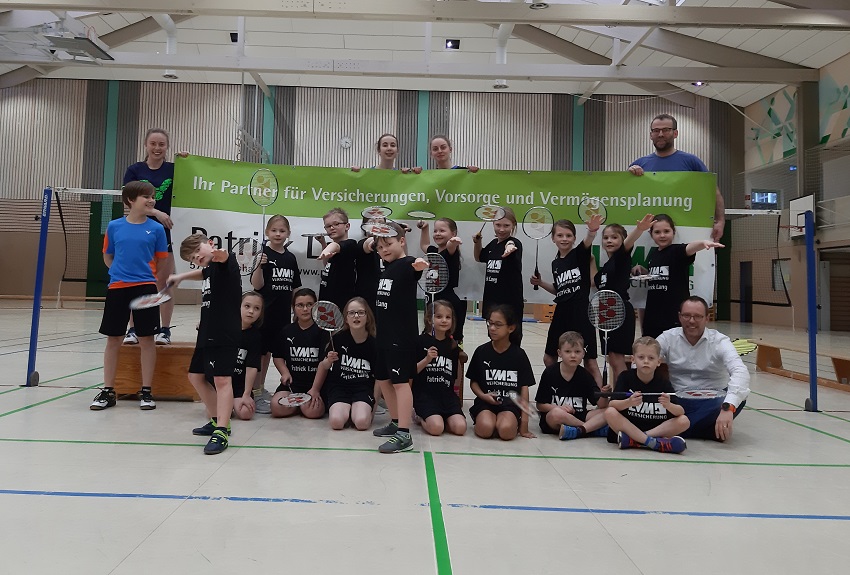 Patrick Lang von der rtlichen LVM-Versicherungsagentur stattete 25 Kinder mit Wettkampfshirts und Hosen aus. (Foto: DJK Gebhardshain/Steinebach)