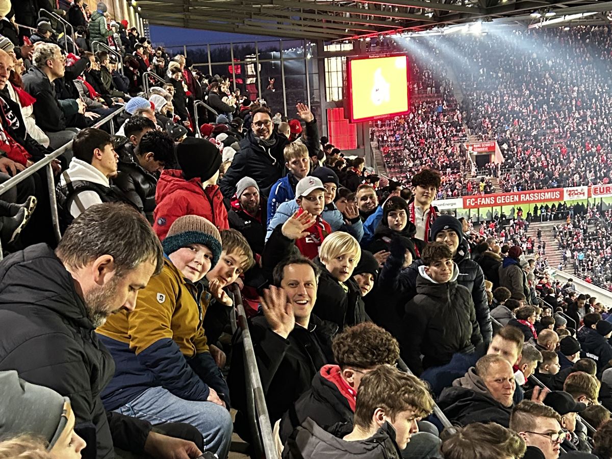 Die Jugend des DJK Friesenhagen hatte im Stadion viel Spa�. (Foto: Verein)