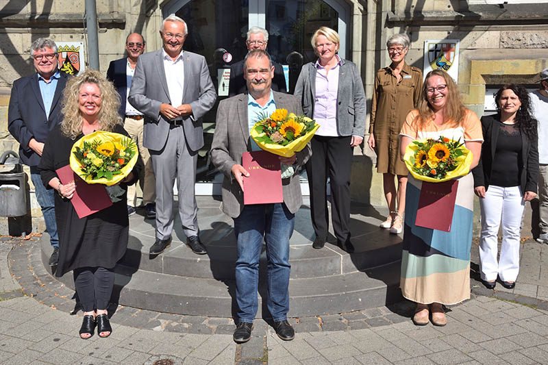 Gemeinsam mit Landrat Achim Hallerbach (4.v.l.) beglckwnschten die Mitglieder des Kreisvorstands, Vorgesetzte und Kolleginnen und Kollegen die drei geehrten Melanie Pees (vorne rechts), Alexandra Moog (vorne links) und Volker Lemgen (Mitte) zu ihren Jubilen. Foto: Kreisverwaltung