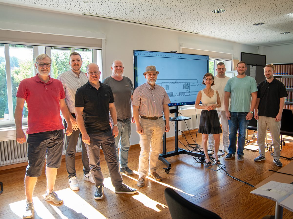 Das Projektteam rund um Projektleiterin G�nsel H�bner-Afacan (4.v.r.) und Fabian Kochmann (r.), Projektkoordinator f�r die sp�tere Nutzung als Museum, trifft sich w�chentlich, um die Revitalisierung der Deichkrone voranzutreiben. (Foto: Stadt Neuwied/Sch�neberg)