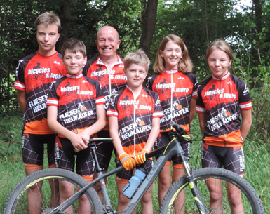 Das Foto zeigt von links: Philip und Tom Ermert, Jrg Meyer, Justus und Karla Zacharias sowie Leonie Ermert. Es fehlen Hannah und Robert Traupe. Foto: Verein