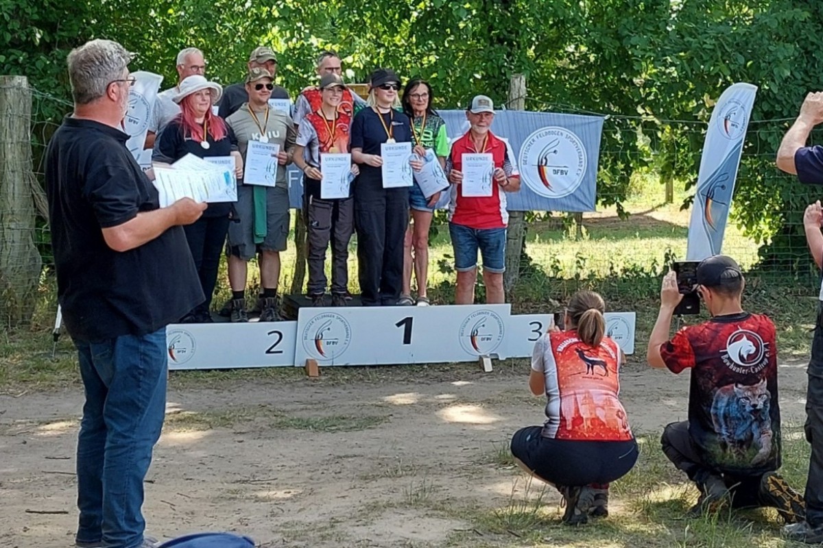 Gaby und Dieter Glckner (rechts), die diesjhrigen Deutschen Meister in den Klassen Damen Bowhunter Unlimited Seniorinnen und Bowhunter Unlimited Senioren (Foto: Gaby Glckner)
