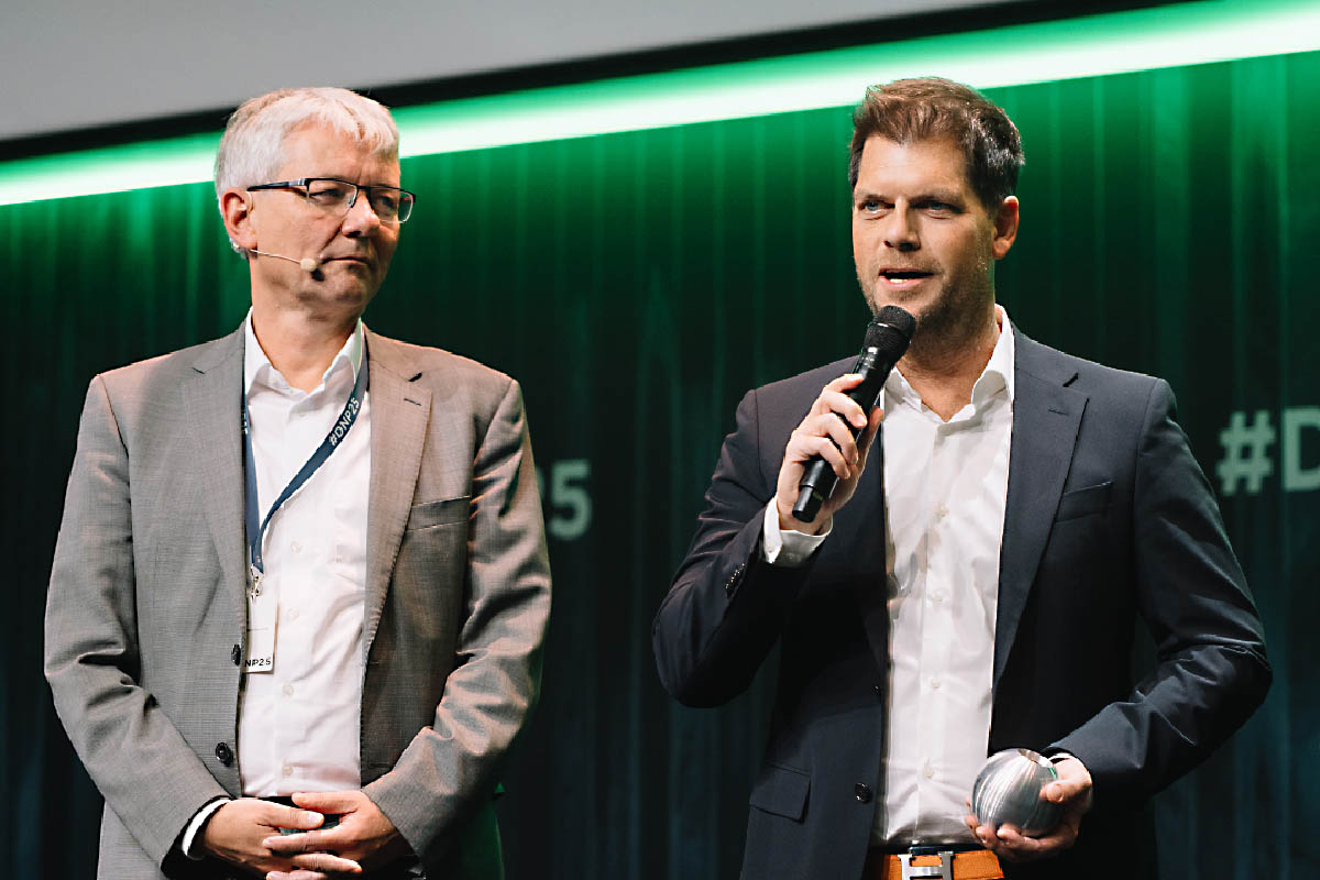 Dr. Achim Drecks, stellvertretender Hauptgesch�ftsf�hrer der DIHK �bergab Jens Geimer den Preis. Foto: Westerwald-Brauerei