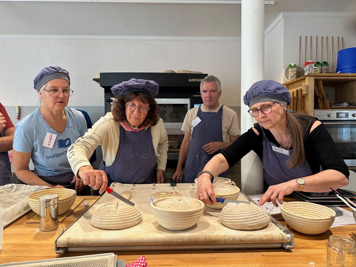 Brotback-Kurs in Echtzeit. (Foto: Katja Sponholz/dpa)